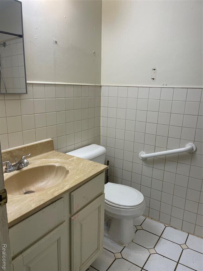 Building Photo - 6482 Riverdale Rd