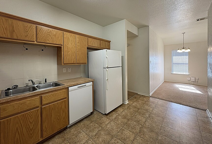 Building Photo - 2706 Ashley Dr