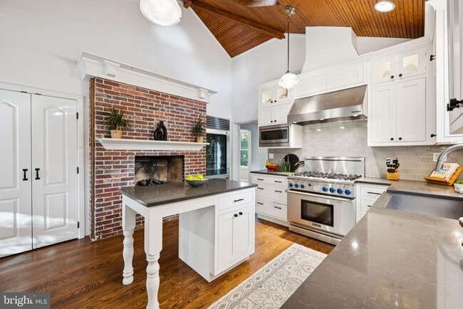 Building Photo - 6 Spring Hill Ct