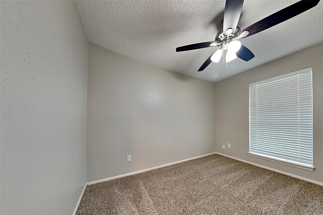 Building Photo - 18538 Spinney Ln