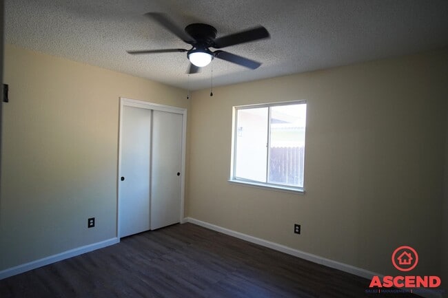 Building Photo - Gorgeous 4 Bedroom Home in Shafter!
