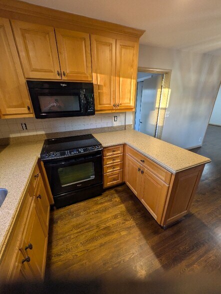 Building Photo - 571 Village Ln