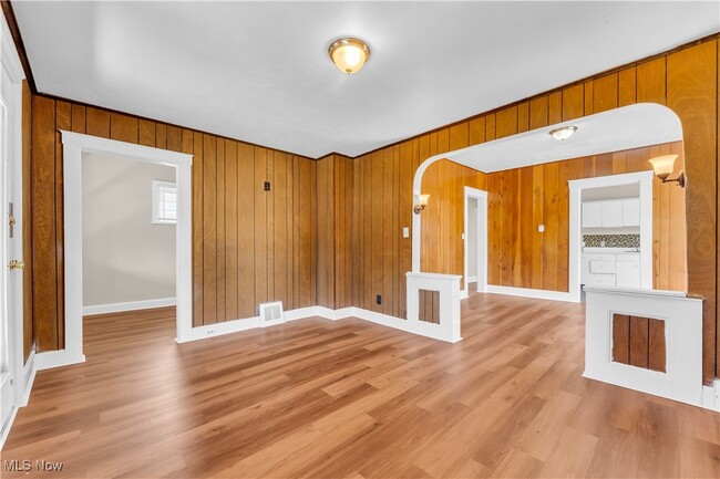Building Photo - 8517 Rosewood Ave
