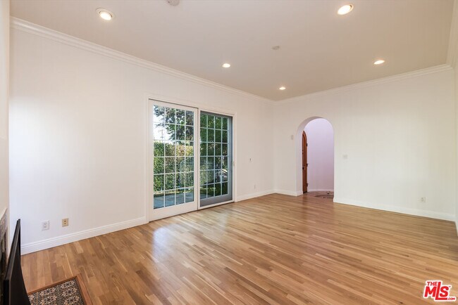 Building Photo - 1557 N Stanley Ave