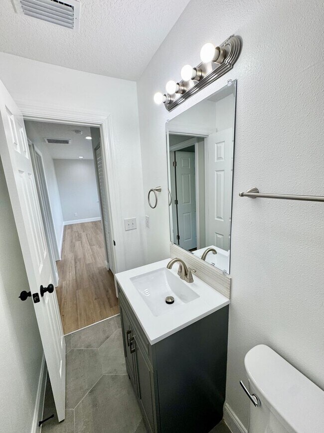 Building Photo - Beautifully Renovated 2-Bed/1-Bath Upstair...