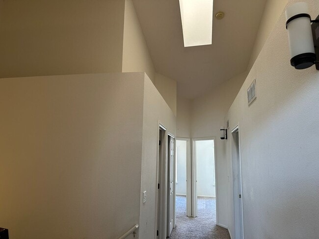Building Photo - Make this refreshed townhome your own!