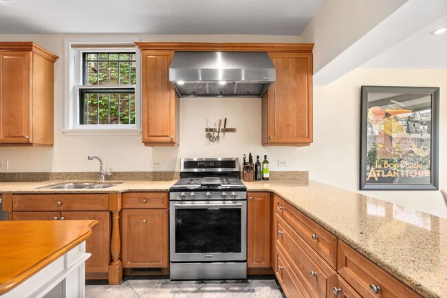 Building Photo - 2112 N Dayton St