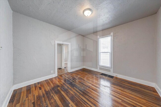 Building Photo - 1106 S Reisner St