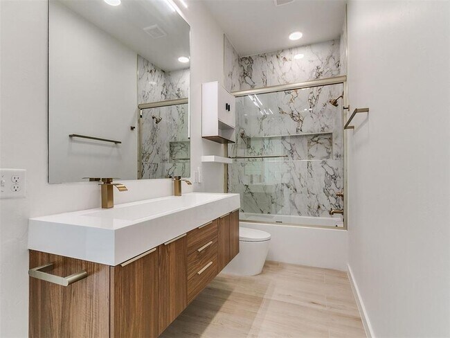 Building Photo - 605 N Idaho Ave