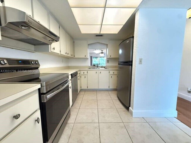 Building Photo - 8982 W Sample Rd