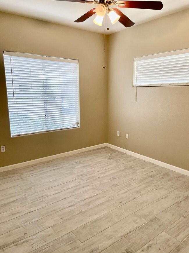 Building Photo - Stunning 3 Bedroom Condo In Scottsdale!