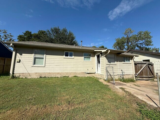Building Photo - 615 Coral St