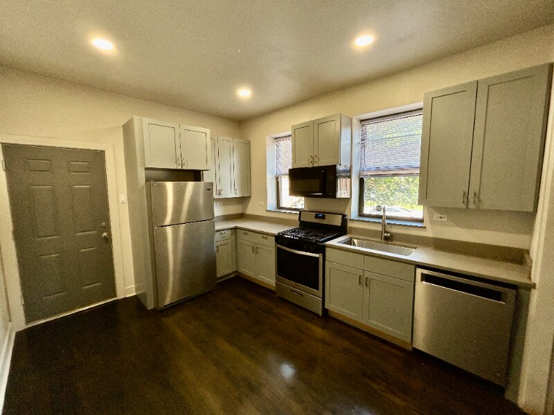 Building Photo - 3400 W Evergreen Ave