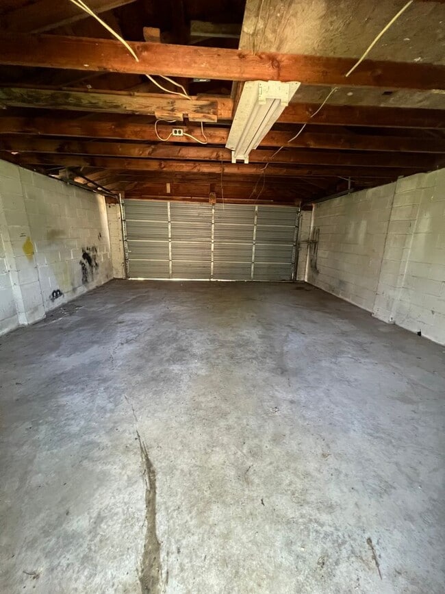 Building Photo - 3 bedroom 1 bath home in Rock Island