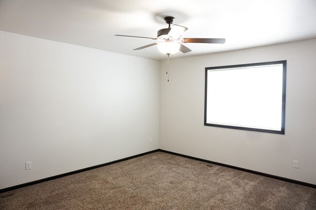 Building Photo - 3 Bed 3 Bath Twin Home