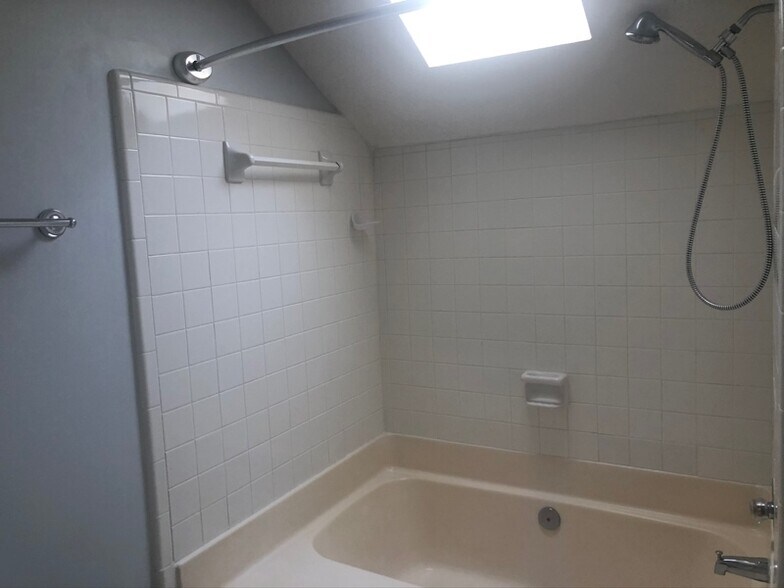 Building Photo - 9105 Kings Canyon Dr