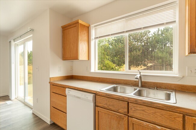 Building Photo - Charming 3-Bed, 2-Bath Home with Spacious ...