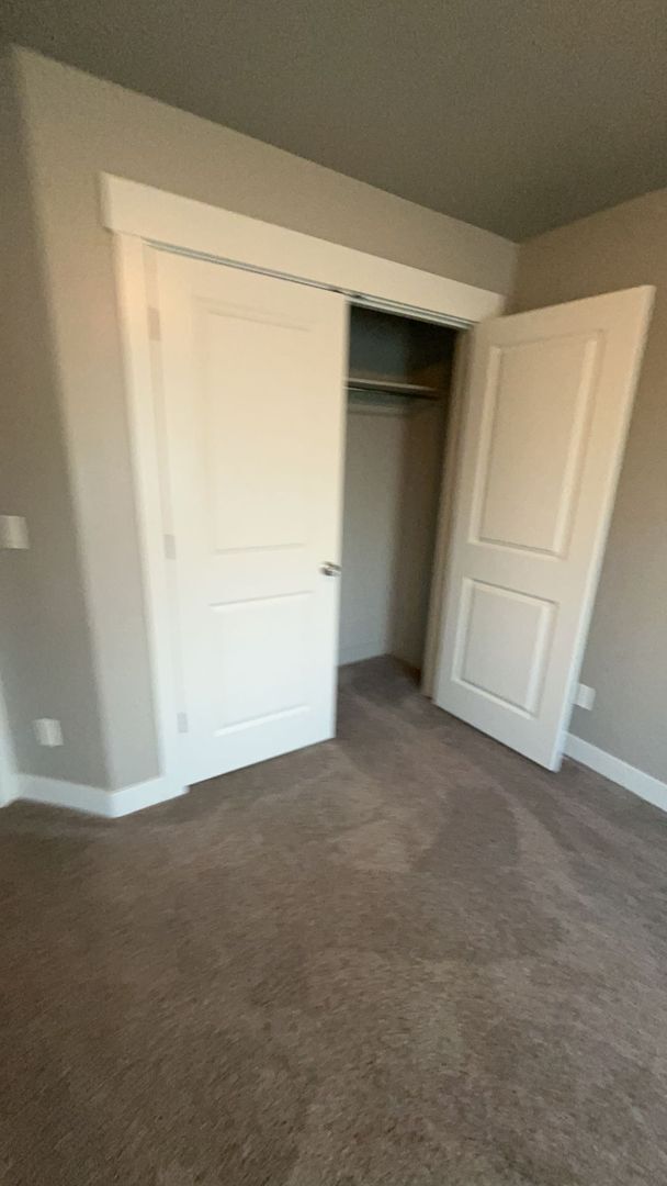 Building Photo - Spacious Townhome with 1 car garage w/ Mountain Views