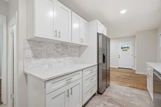 Building Photo - 18 Grandin Cir