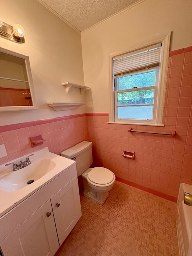 Building Photo - Conveniently Located Two Bedroom Townhome ...