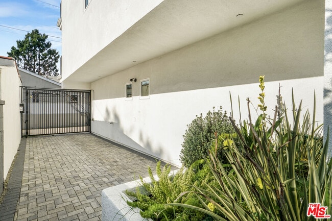 Building Photo - 2057 1/2 S Garth Ave