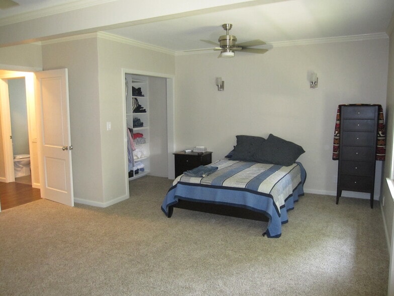 Building Photo - 621 Eaton Dr