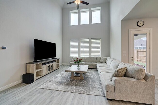Building Photo - 142 Sunray Creek Dr