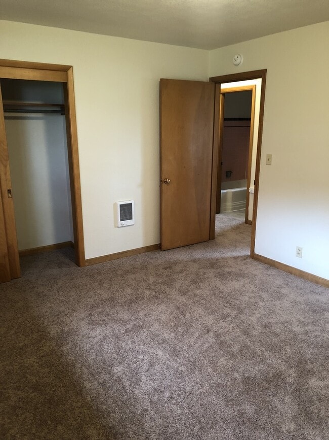 Building Photo - 800 NE 15th St