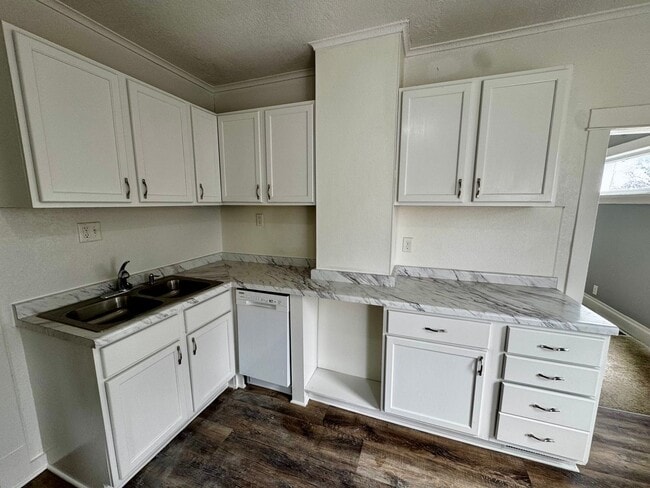 Building Photo - 5 Bed + Bonus Room House | Across from Park | 3 Stories | $1,450