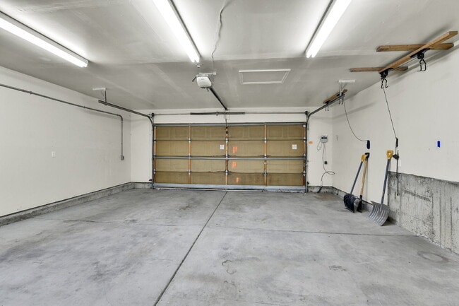 Building Photo - $2,895 - 3 Bed, 2.5 Bath Home in Broomfiel...