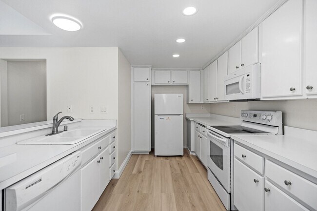 Building Photo - Prime Irvine Living: Bright End Unit Steps from Pool & Parks