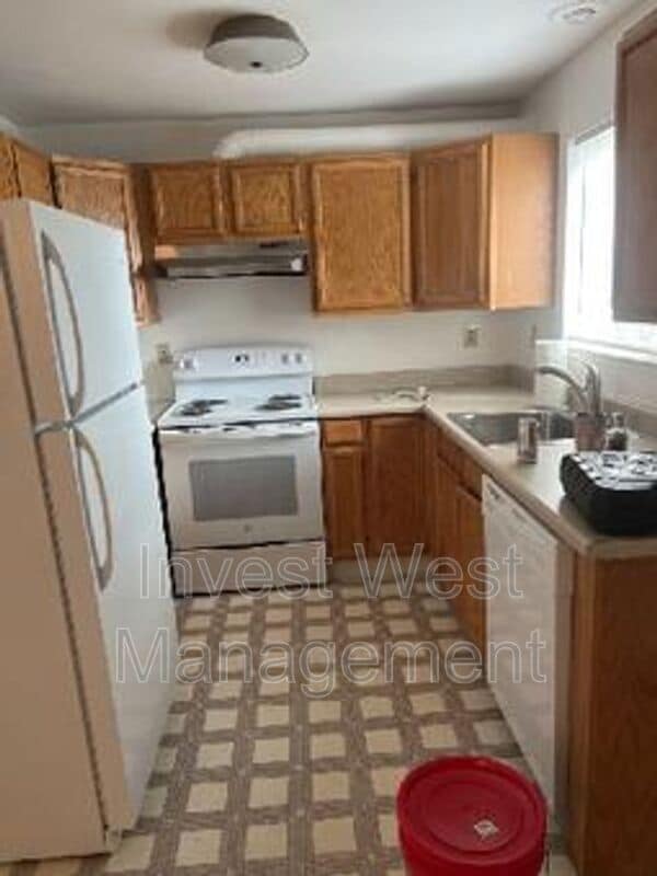 Building Photo - 710 NE 15th Ave