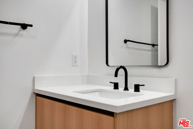 Building Photo - 5657 Virginia Ave