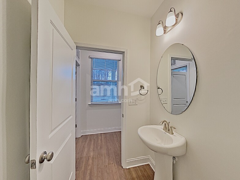 Building Photo - 331 Elmhurst Dr