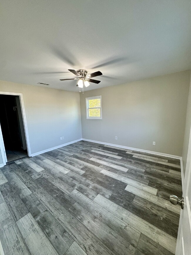 Building Photo - FRESHLY PAINTED 4 bedroom home in Lynn Haven!