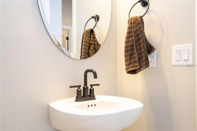 Building Photo - 5090 Shady Pnes Dr