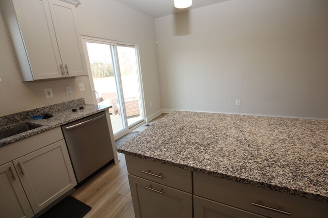 Building Photo - Plantation Lakes a golf community with numerous amenities for residents to enjoy.
