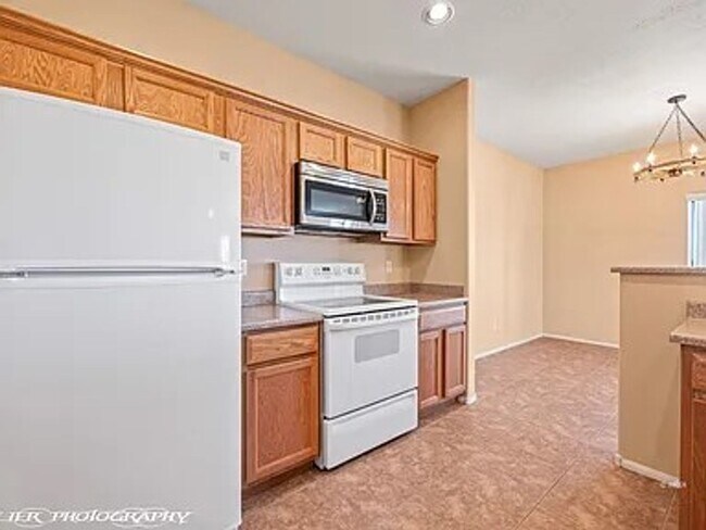 Building Photo - APPLICATION PENDING- Spacious & Move-In Re...