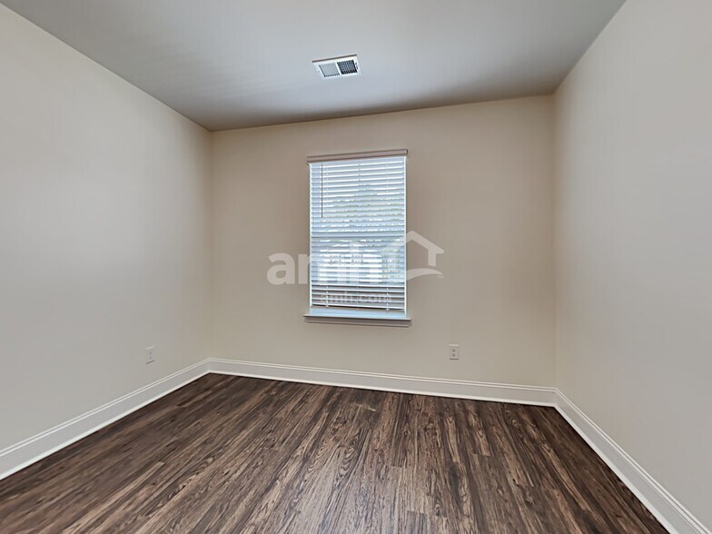 Building Photo - 615 W Lionel Rd