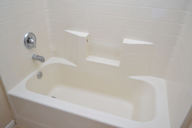 Building Photo - SW - 3 BEDROOMS PLUS LOFT SPACE