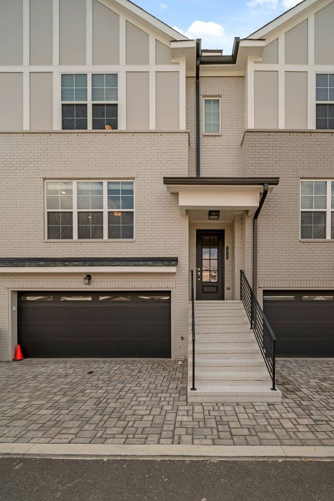 Building Photo - Stunning 2BE/2.5BA townhome next to Percy ...