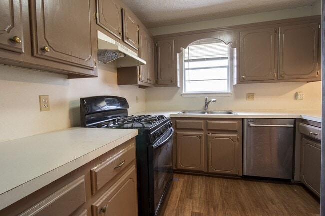 Building Photo - Charming Eastmoor Home: Perfect for Your New Adventure!