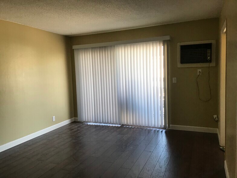 Livingroom - 642 Lemar Park Dr