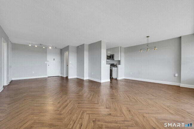 Building Photo - 44 Strawberry Hill Ave