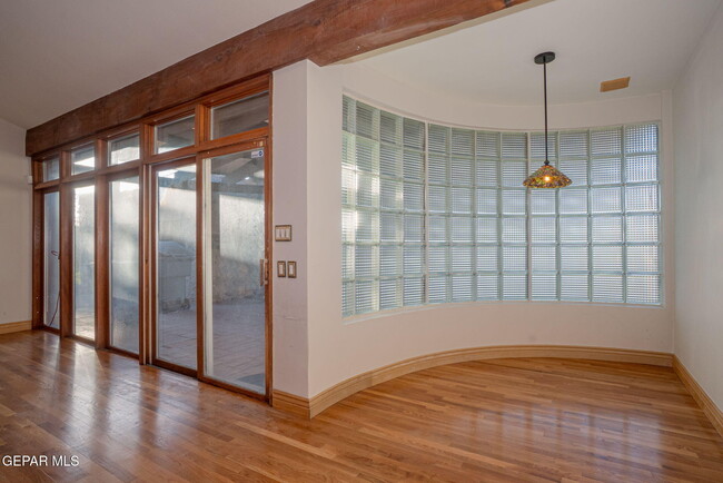Building Photo - 727 McKelligon Dr