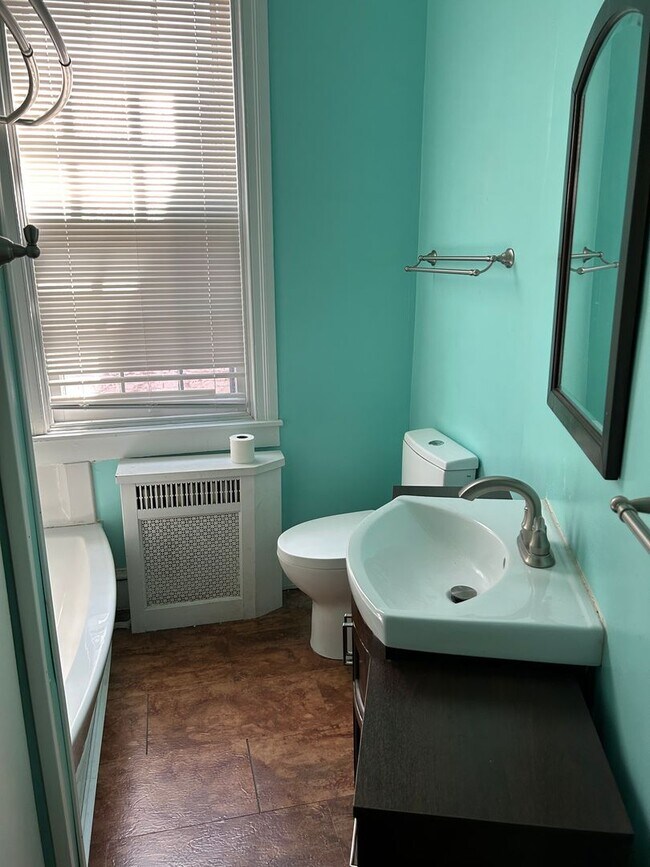 Building Photo - 475 W Market St