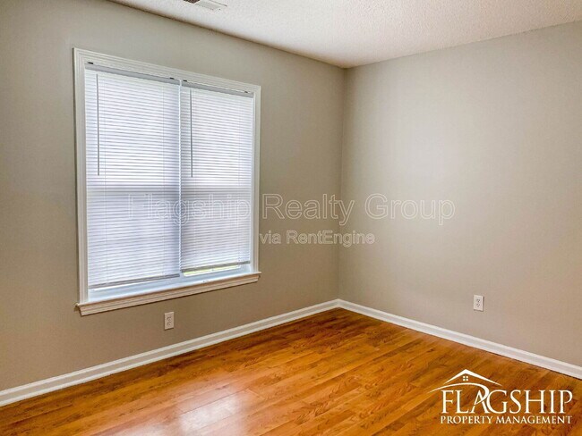 Building Photo - 3638 Highland Dr