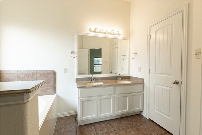 Building Photo - 23611 Starbridge Lake Ln