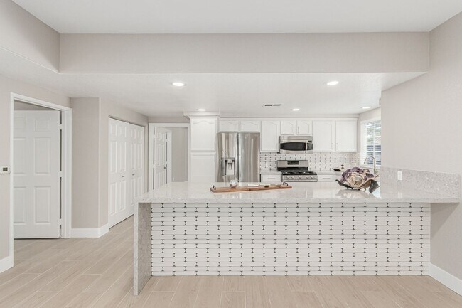 Building Photo - Upgraded 2 Bed 2 Bath with attached 1 Car ...