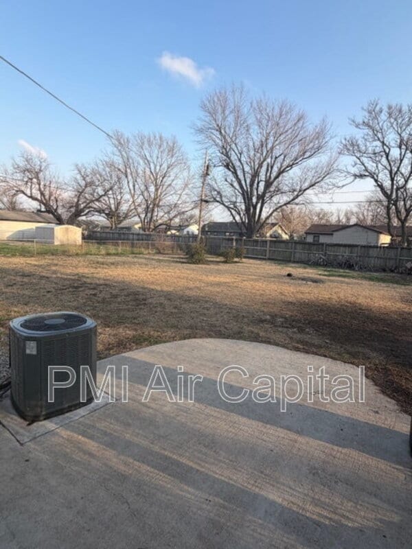 Building Photo - 1615 W Haskell St